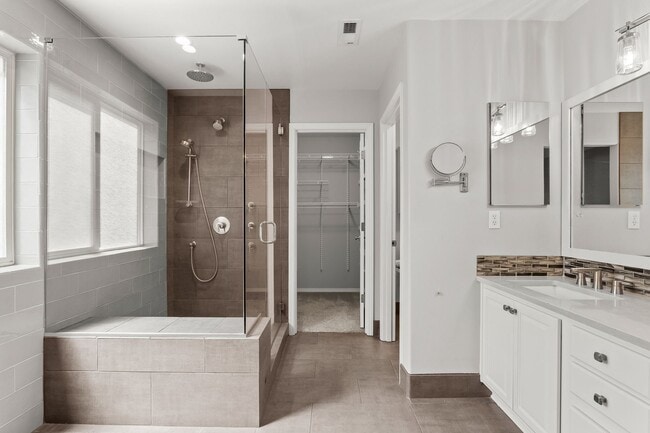 Building Photo - Elegant, Well-Loved, 5 bedroom, 3 bathroom...