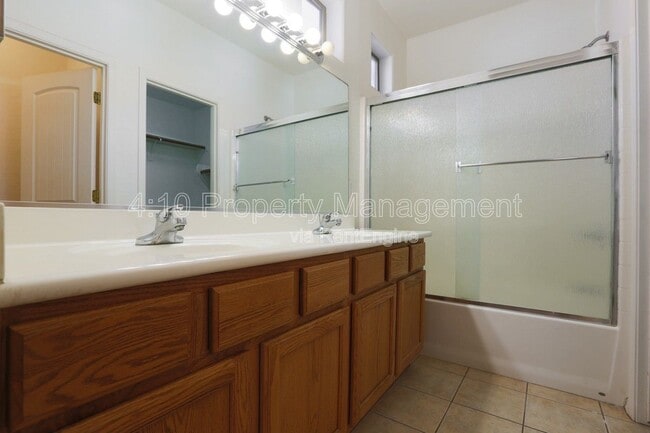 Building Photo - 2644 E Chester Dr