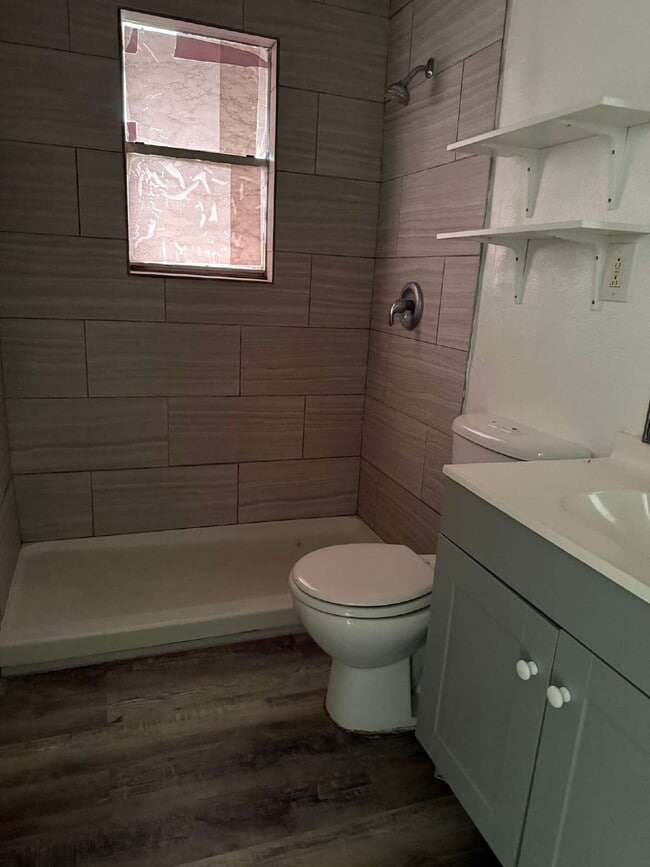 Building Photo - Gorgeous and Affordable 1 Bed/1 Bath, Clos...