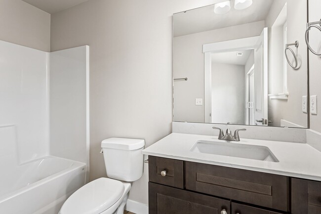 Building Photo - Brand New Townhouse in Yakima!