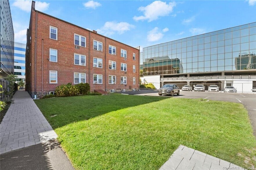 Building Photo - 639 Summer St