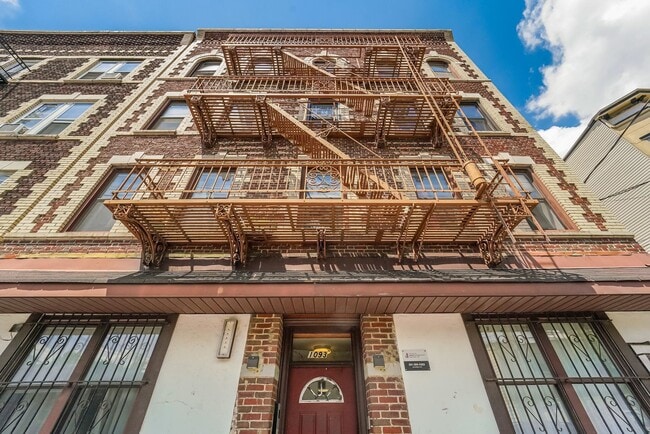 Building Photo - 1093 Summit Ave
