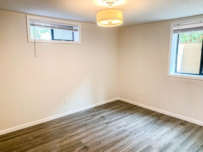 Building Photo - Spacious 4 bedroom house on a quiet North Ballard/Crown Hill  location