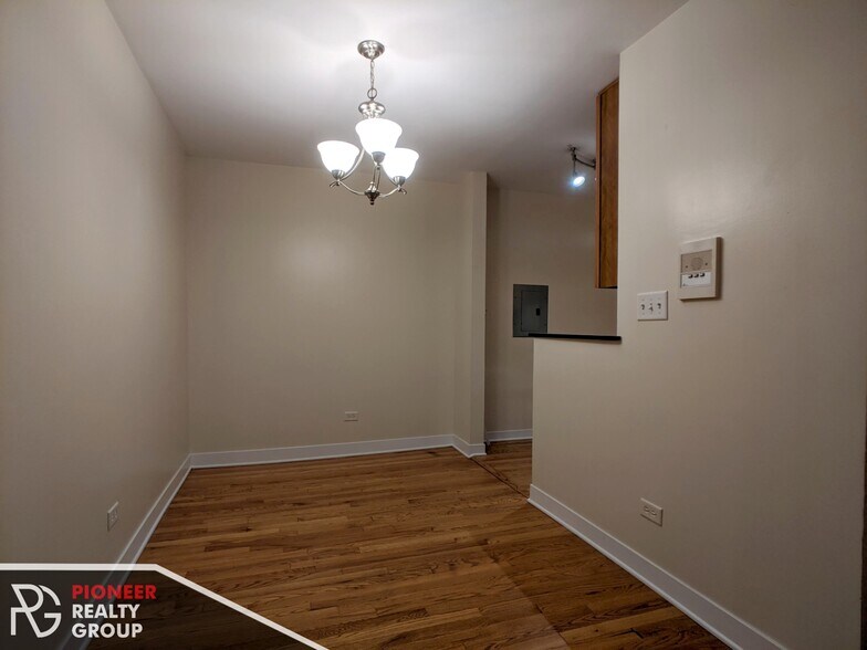 Building Photo - 643 W Wrightwood Ave