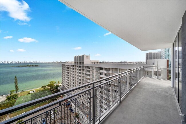 Building Photo - 2150 N Bayshore Dr
