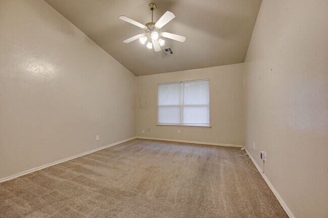 Building Photo - Gorgeous 3 bed 2 bath in Norman!