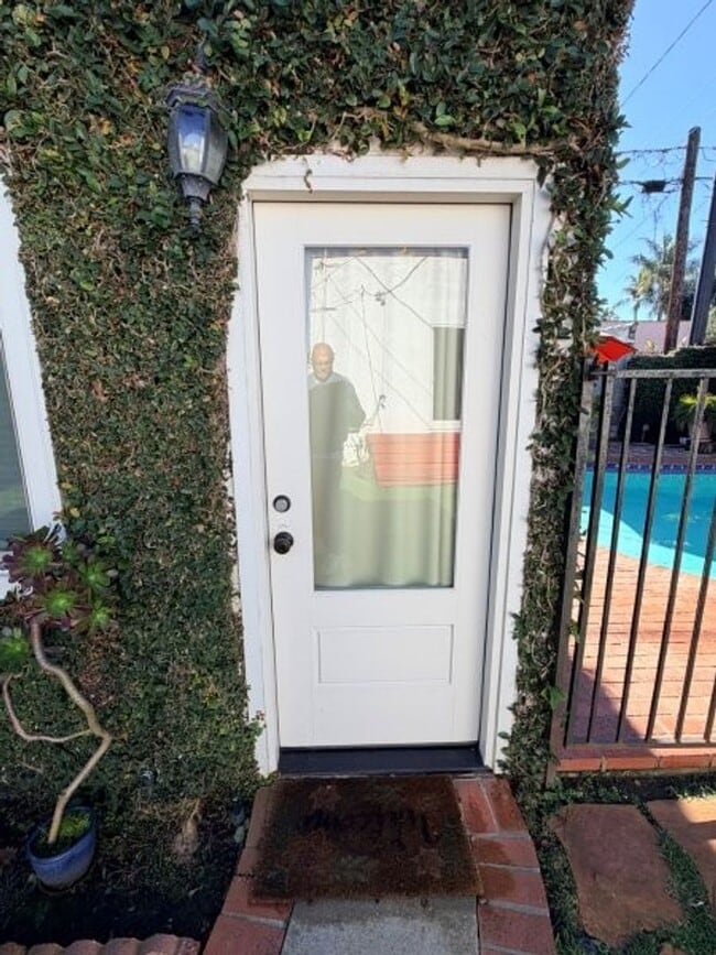 Building Photo - Pico-Robertson / Beverlywood 2 beds + 1.5 baths Spanish house PLUS Studio ADU  | Pool+Jacuzzi & e...