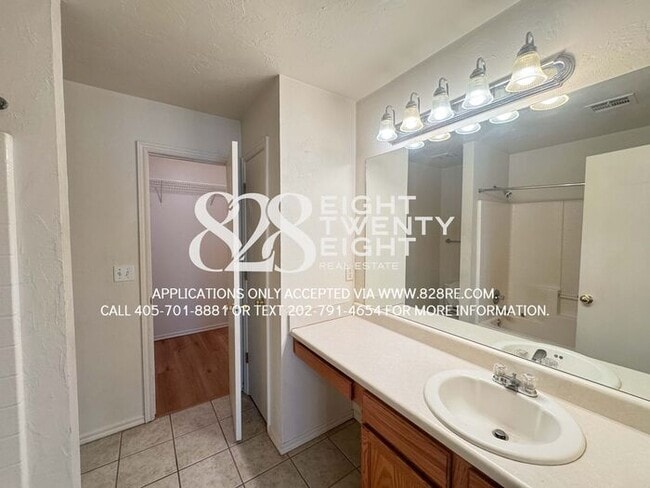 Building Photo - ADORABLE East Norman 3 Bed/2 Bath Duplex Available NOW in Eastridge!