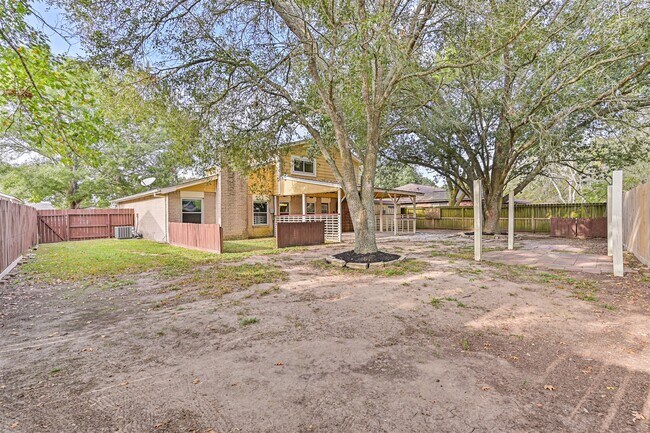 Building Photo - 222 Old Oaks St