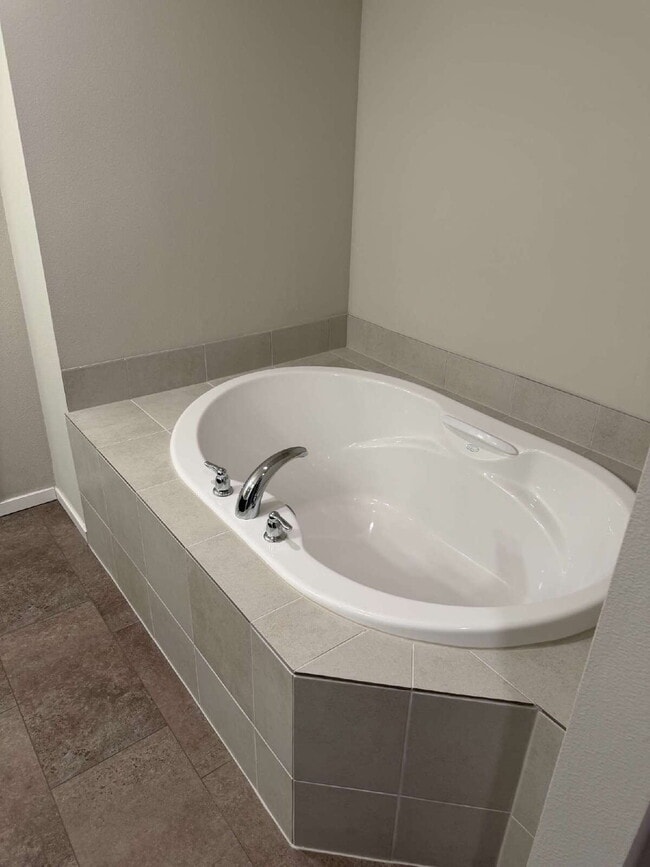 Building Photo - 3 Bedroom / 2.5 Bathroom Townhome - Near Bethany & PCC