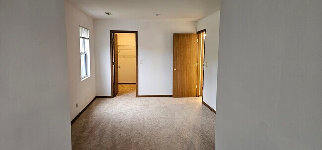 Building Photo - 301 Village Creek Dr