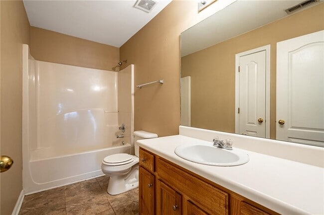 Building Photo - 32 Brookvalley Ct W