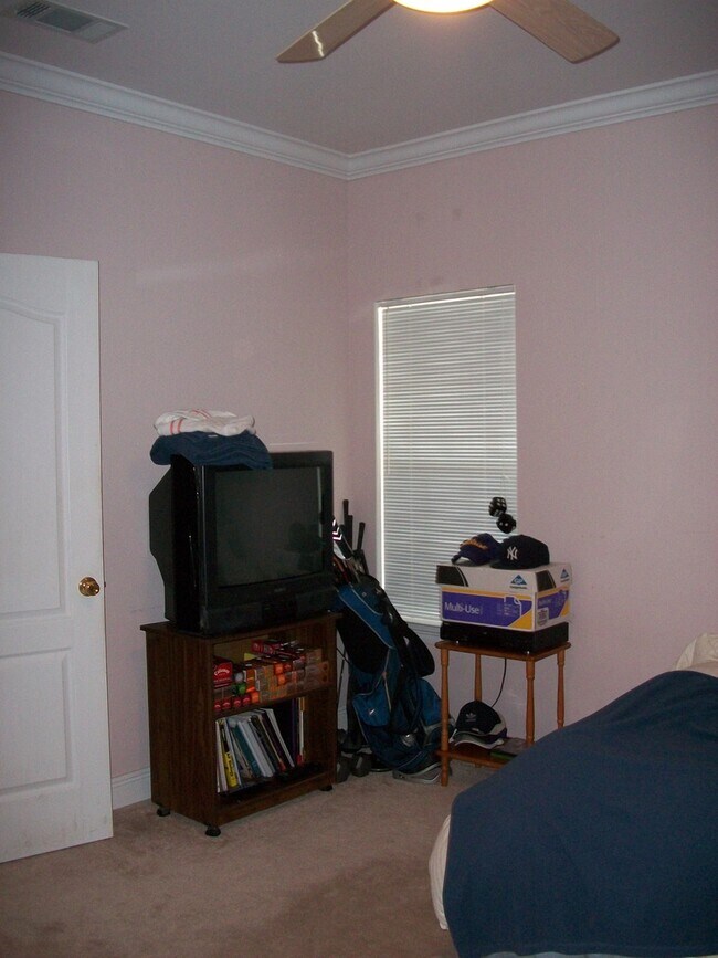 Building Photo - Spacious home in Woodlawn Estates