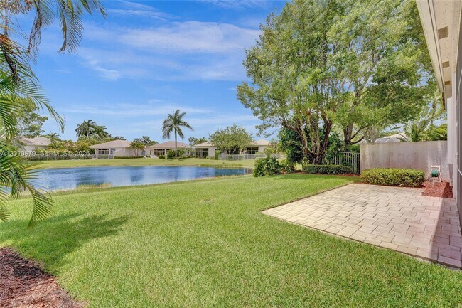 Building Photo - 2525 Bay Pointe Ct