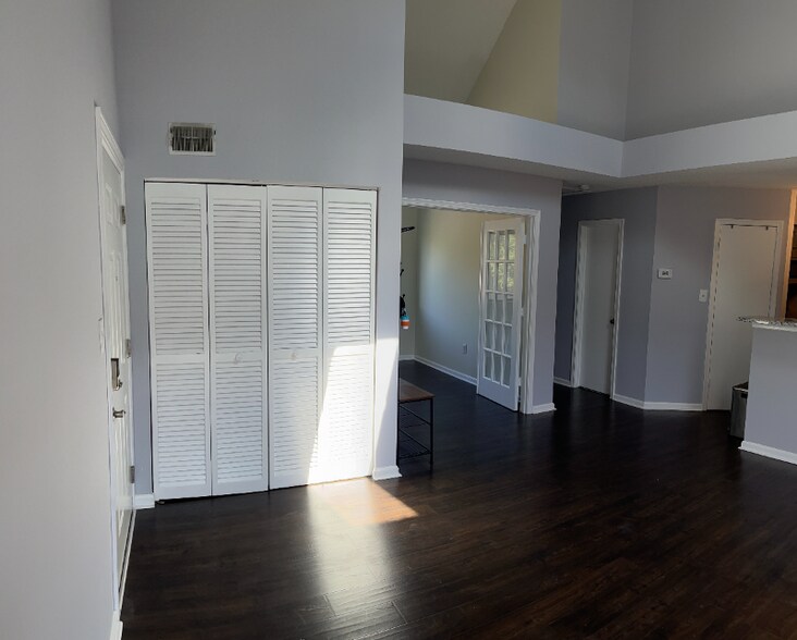 Building Photo - 1633 Carriage House Terrace