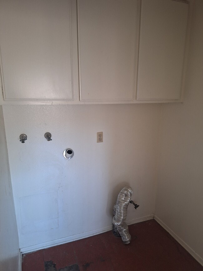 Laundry - 14900 Simonds St