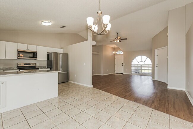 Building Photo - 38926 Carr Dr