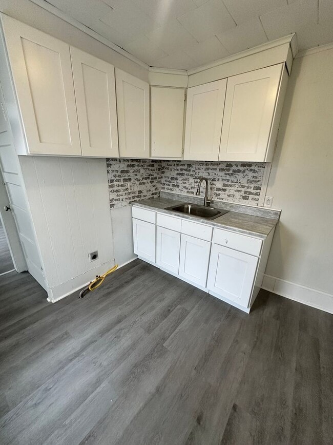 Building Photo - 1135 W Elliot