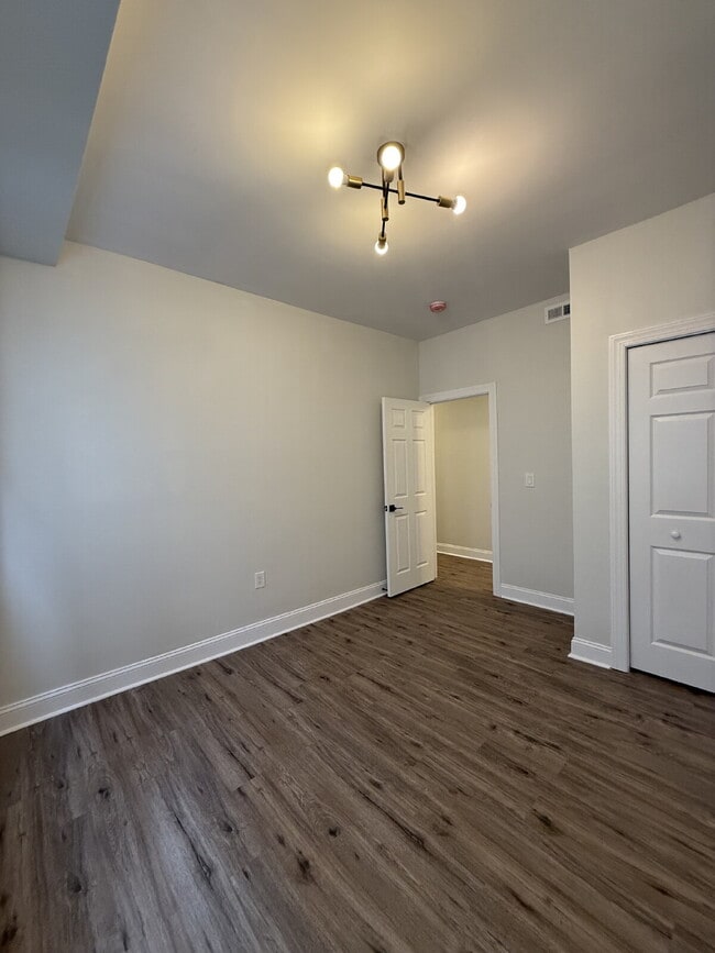 Building Photo - Renovated 2-Bedroom Apartment in Vibrant U...