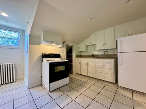 Building Photo - LARGE 2 Bed, 1 Bath Apartment Available NOW!!