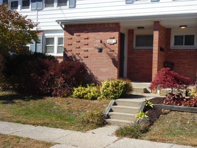 Building Photo - 3 Bedroom, 1.5 Bathroom Quadra-Plex