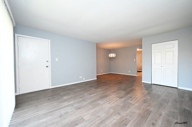 Building Photo - 9360 Bay Colony Dr