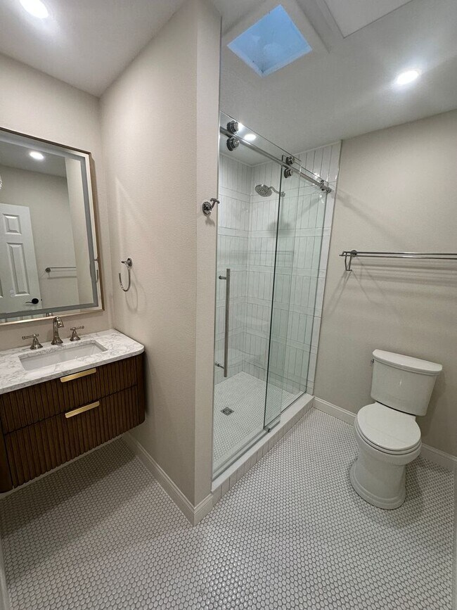 Building Photo - Stunning 3/2 Bungalow near the historic di...