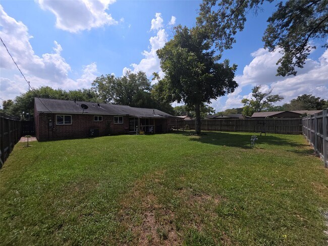 Building Photo - 1203 Mooney Rd