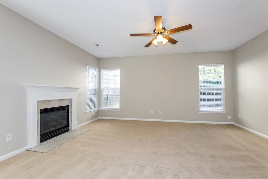 Building Photo - 4521 Hyperion Ct