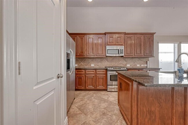 Building Photo - 5523 Stoneridge Ct