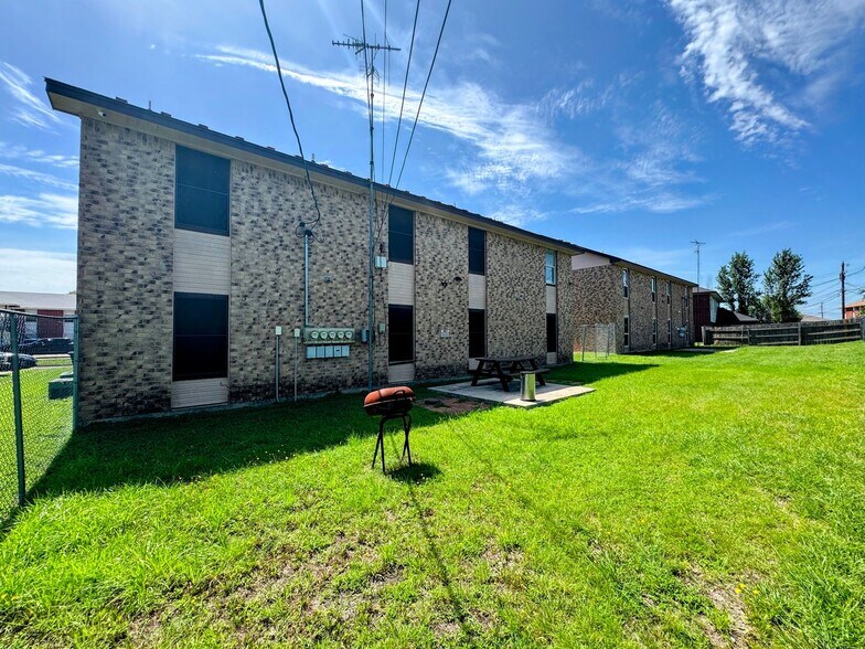 Building Photo - 1605 Benttree Dr