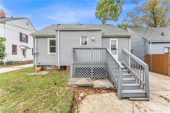 Building Photo - 20160 Beachview Dr