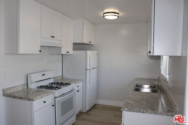 Building Photo - 1026 S Flower St