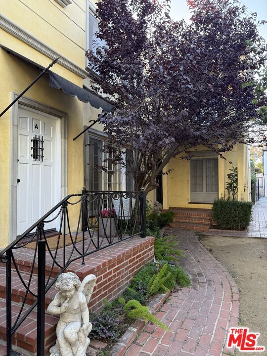 Building Photo - 157 N La Peer Dr