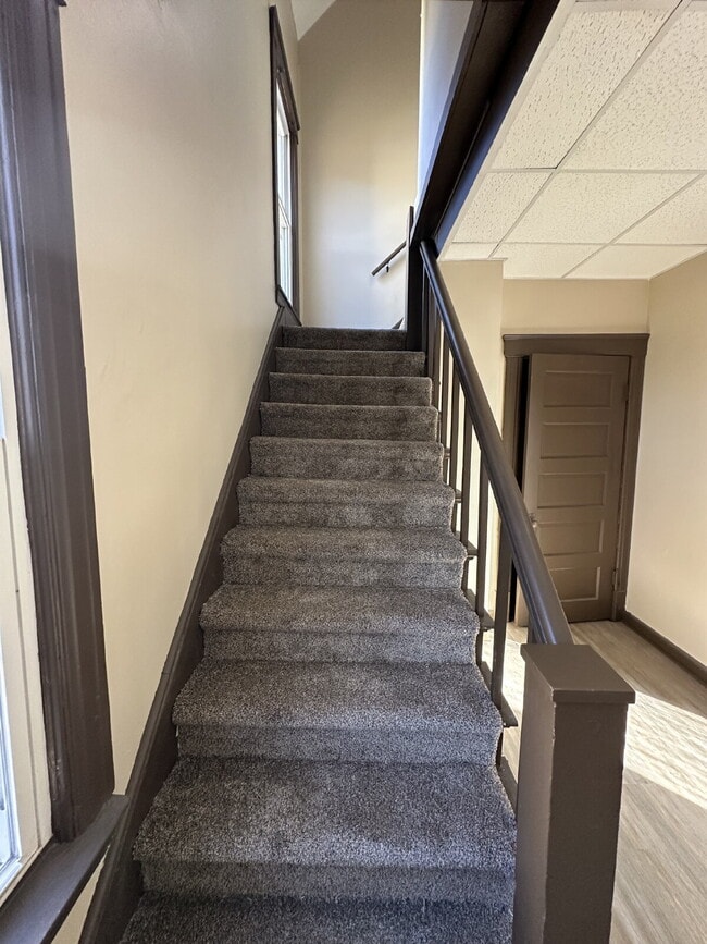 Building Photo - 1043 Vine St