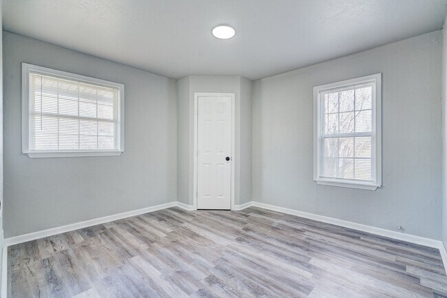 Building Photo - Move-In Ready! Beautifully Updated Home with Easy I-40 Access!