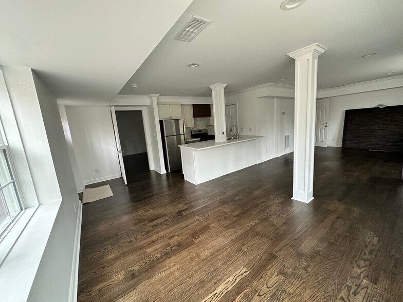 Building Photo - 3914 Parkcrest Dr NE
