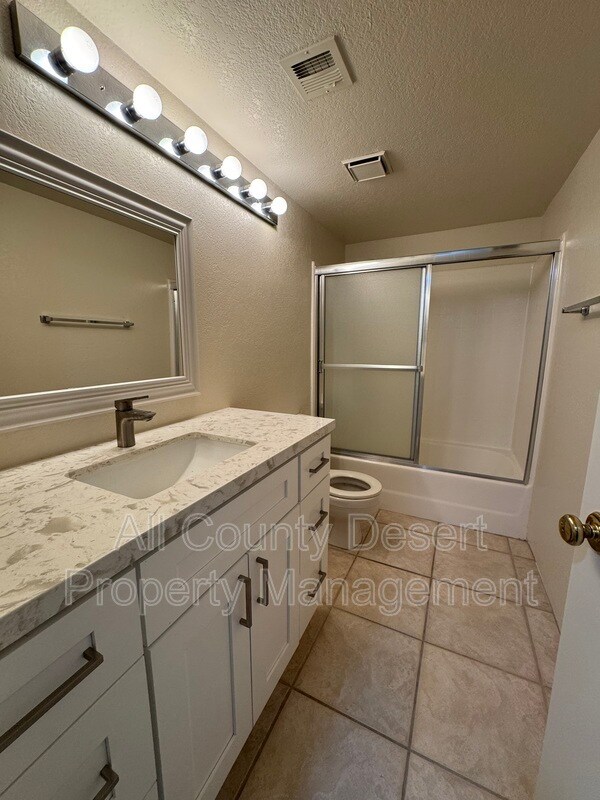 Building Photo - 2701 E Mesquite Ave