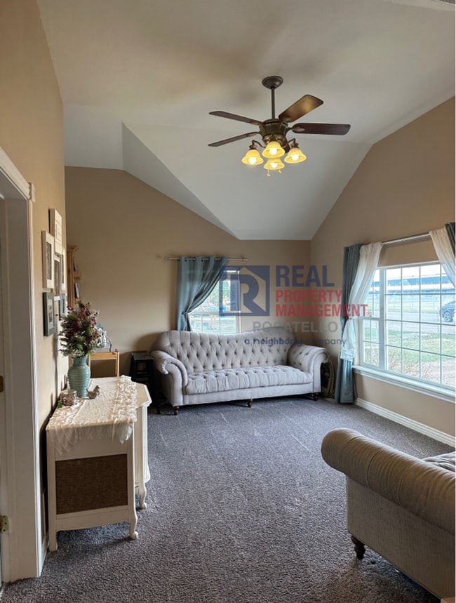 Building Photo - 3 bed 2 bath - House - Pet Friendly