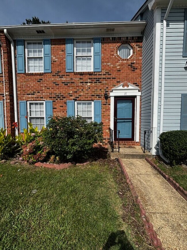 Building Photo - Beautiful 3BR Townhome in Gated Kings Square Community