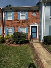 Building Photo - Beautiful 3BR Townhome in Gated Kings Square Community