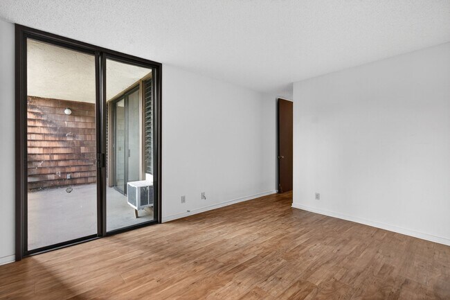 Building Photo - Spacious 2BD/2BA Condo with 2 Covered Parking Stalls in Kailua