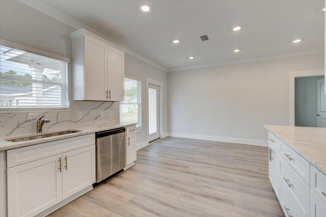 Building Photo - 14 Alexander Way