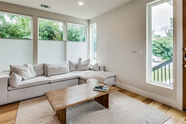 Building Photo - 1204 Georgian St