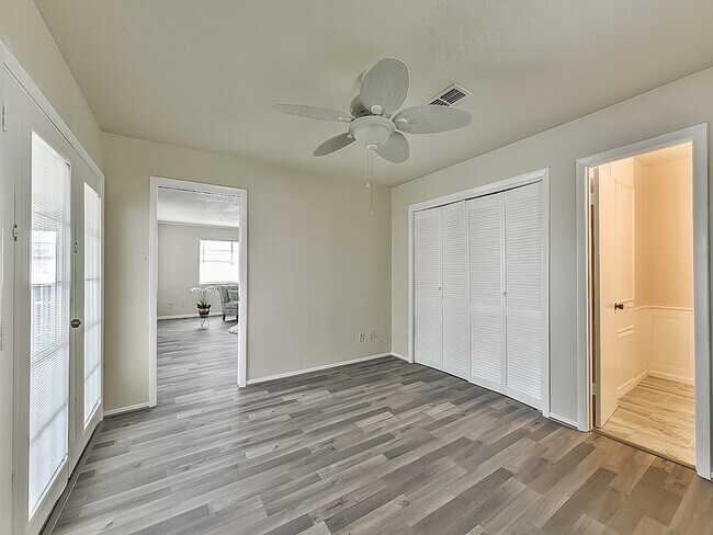 Building Photo - 900 Bonita Dr