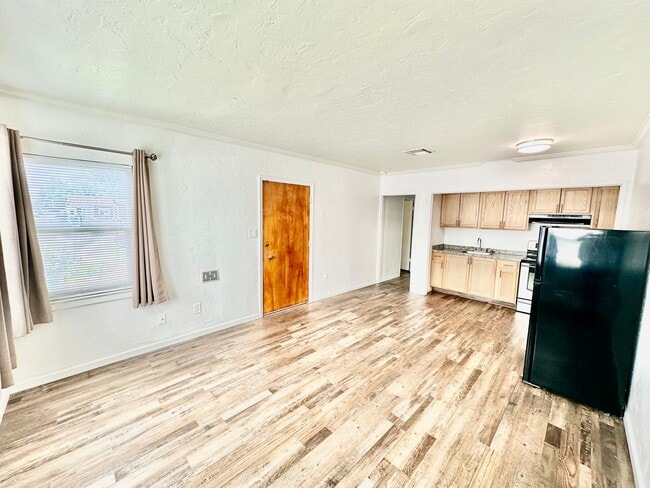 Building Photo - Charming 1/1 in the Heart of Tower District