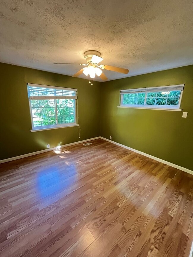 Building Photo - very private 3 bedroom 1.5 bath rental hom...