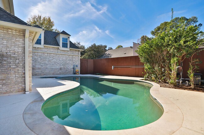 Building Photo - 722 Crossroads Dr