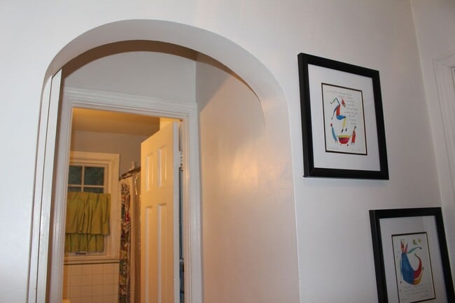 Building Photo - "Coming Soon" NW DC locale...3 level - 2/2.5 w/ off street parking  - 17 months only -