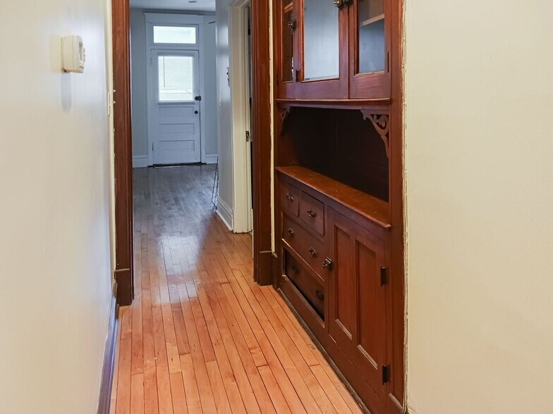 Building Photo - 3637 N Paulina St